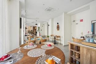 Hotel Le National Hotel in Clichy