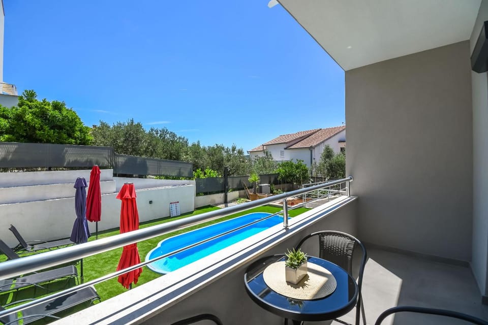Apartments Neli Hotel in Okrug Gornji