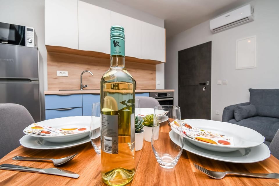 Apartments Neli Hotel in Okrug Gornji