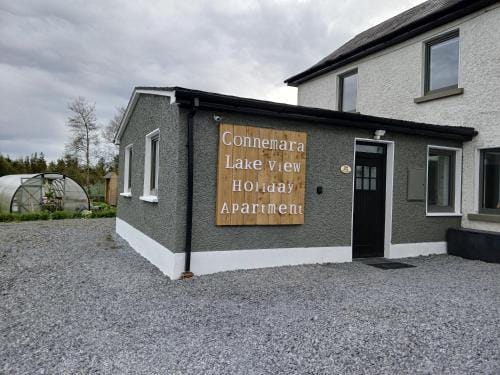 Connemara Lake View Apartment Hotel in County Galway