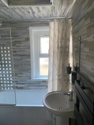 Chepstow House (5 BR with FREE on-steet parking) Hotel in Newport
