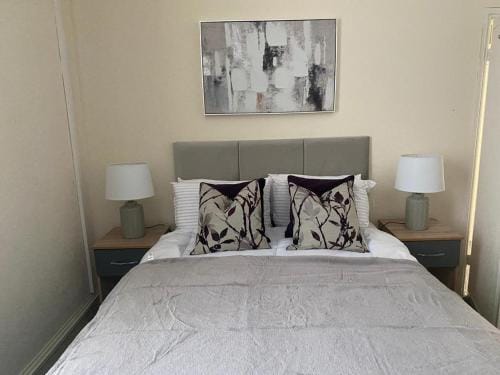 Chepstow House (5 BR with FREE on-steet parking) Hotel in Newport