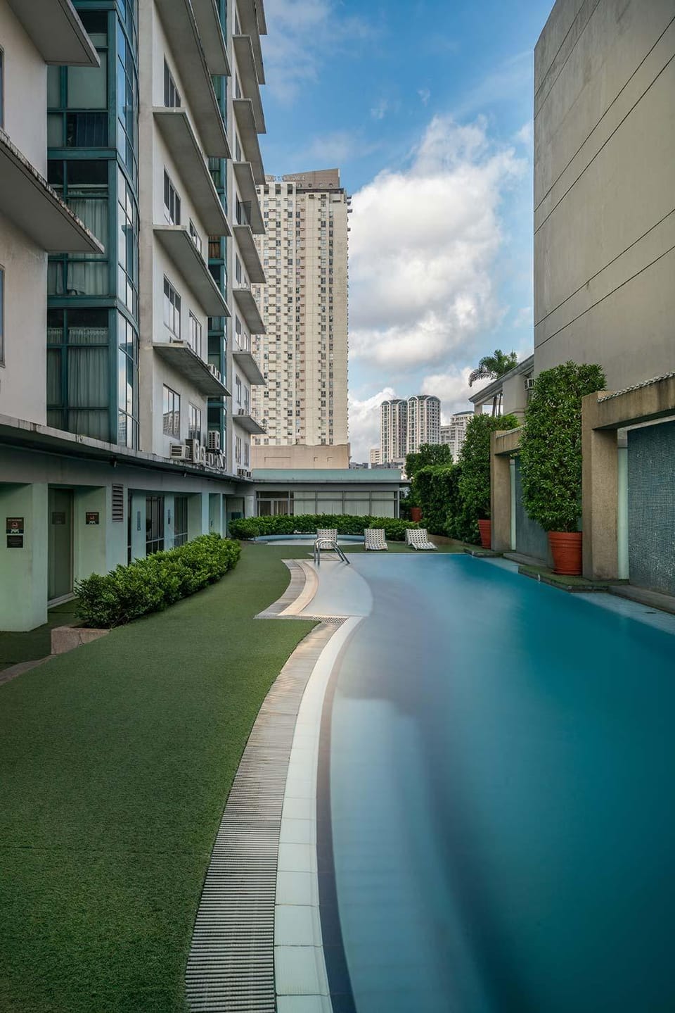 Swimming pool [outdoor]