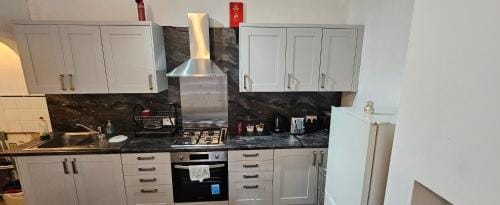 The Luxe - Entire House Hotel in Huddersfield