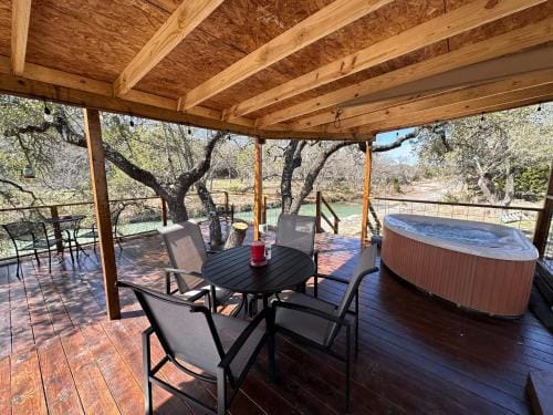 Bandera Stronghold - Cochise Tipi Hotel in Rio Grande