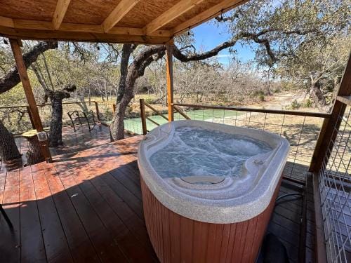 Bandera Stronghold - Cochise Tipi Hotel in Rio Grande