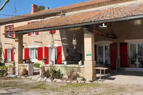 Chambres d'Hotes, Domaine Les Peupliers, Lagnes Hotel in Provence-Alpes-Côte d'Azur