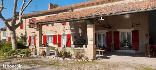 Chambres d'Hotes, Domaine Les Peupliers, Lagnes Hotel in Provence-Alpes-Côte d'Azur
