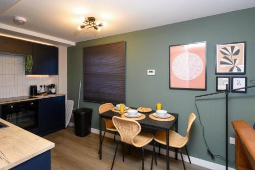Benjamin Suite - Modern 3BR Apartment with Parking & WIFI Hotel in Cardiff