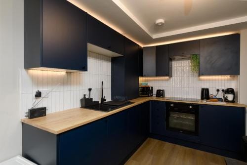 Benjamin Suite - Modern 3BR Apartment with Parking & WIFI Hotel in Cardiff