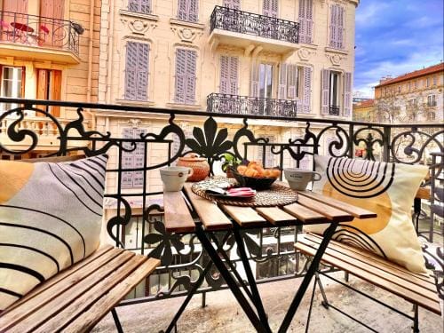 LIBERATION CENTER - PRIVATE Balcony - 24&7 RECEPTION - LUGGAGE STORAGE Hotel in Nice