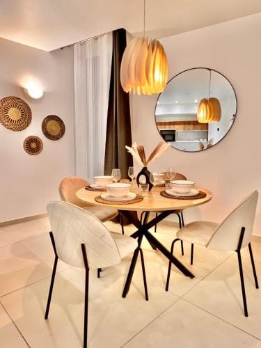 LIBERATION CENTER - PRIVATE Balcony - 24&7 RECEPTION - LUGGAGE STORAGE Hotel in Nice