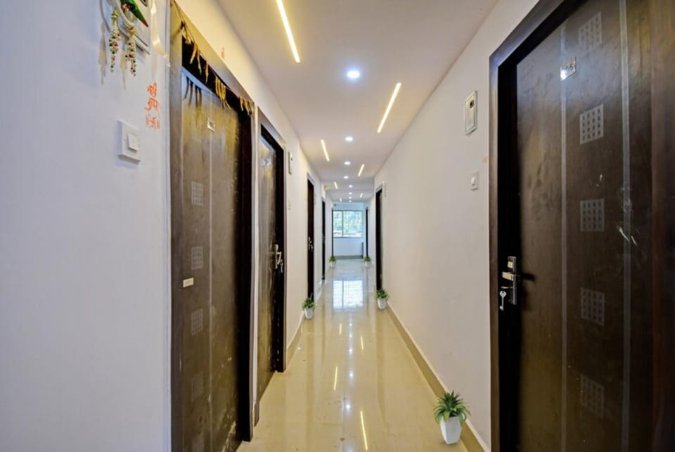 Goroomgo Vhyom Sky Palace Kolkata Hotel in Kolkata