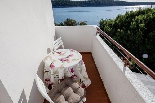 Apartments and rooms by the sea Barbat, Rab - 20049 Hotel in Lika-Senj County