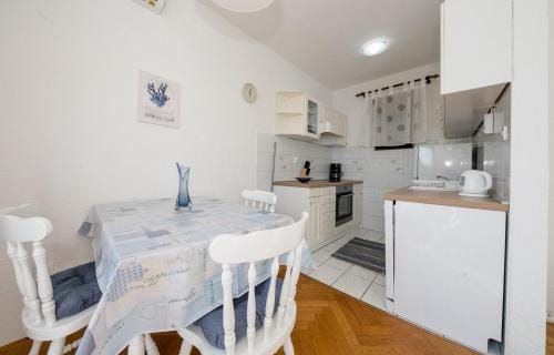Apartments and rooms by the sea Barbat, Rab - 20049 Hotel in Lika-Senj County