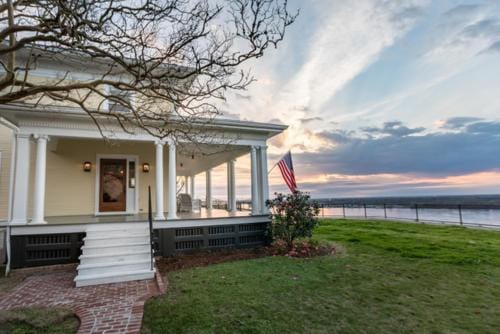 Clifton House - King Suite in Historic Home, Mississippi River Views Hotel in Natchez