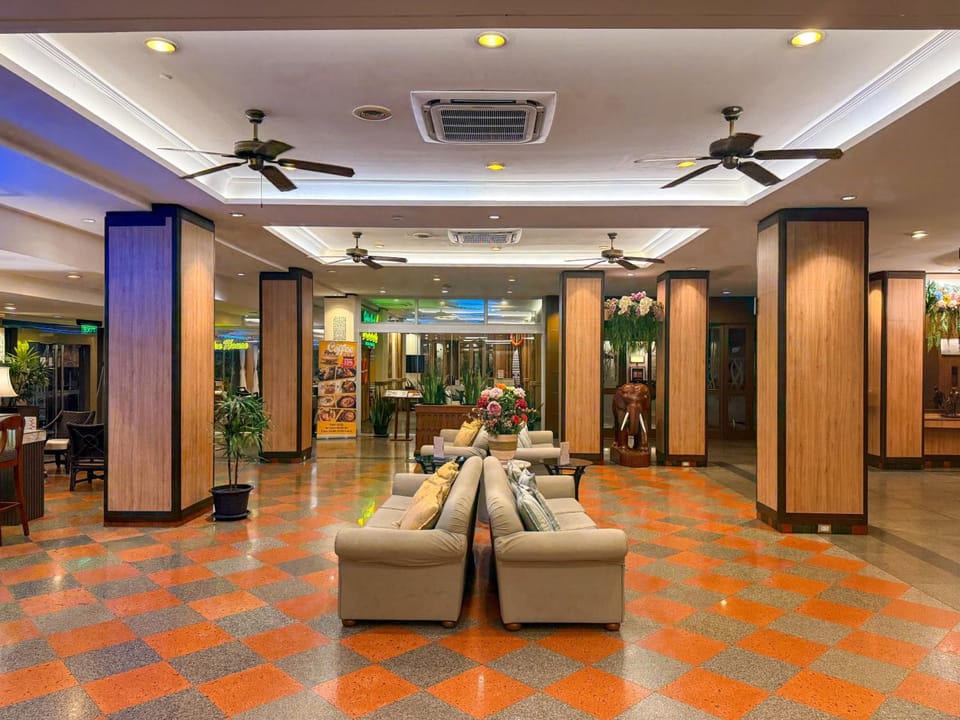 Golden Beach Hotel Hotel in Pattaya City