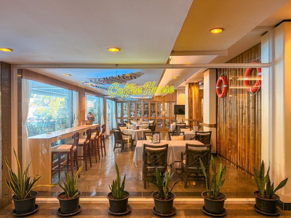 Golden Beach Hotel Hotel in Pattaya City