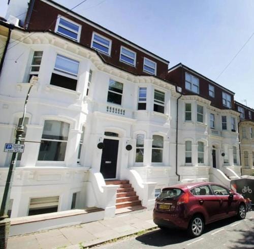 Apt 04 Seaside Serenity Chic Studio Steps to Promenade Hotel in Hove