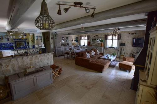 Villa le 62 Cazan Hotel in Lambesc