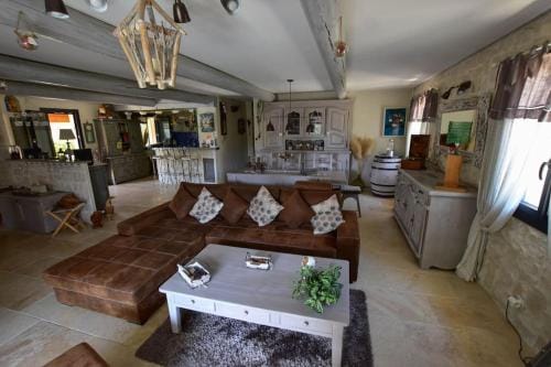 Villa le 62 Cazan Hotel in Lambesc