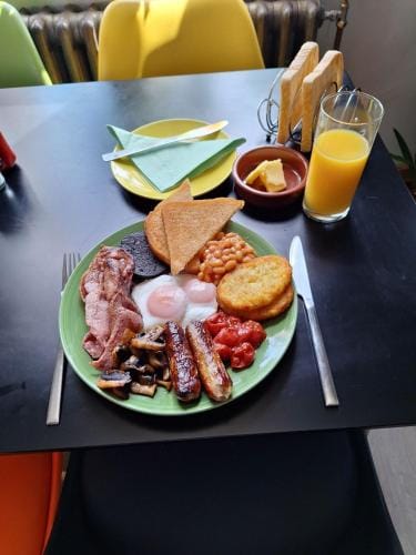 Todmorden Bed & Breakfast - The Toothless Mog Hotel in Calderdale