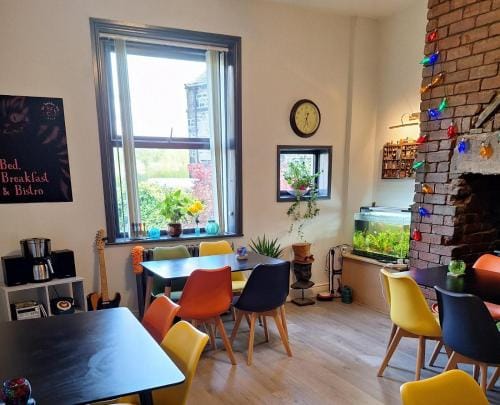 Todmorden Bed & Breakfast - The Toothless Mog Hotel in Calderdale