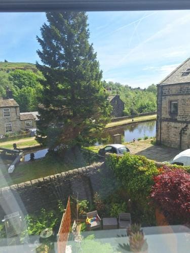 Todmorden Bed & Breakfast - The Toothless Mog Hotel in Calderdale