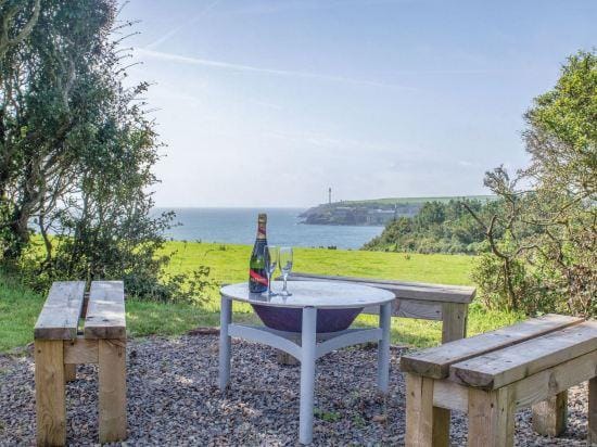 Haven View - 1 Bed Shepherds Hut - St Ishmael's Hotel in Marloes and St. Brides