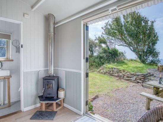 Haven View - 1 Bed Shepherds Hut - St Ishmael's Hotel in Marloes and St. Brides