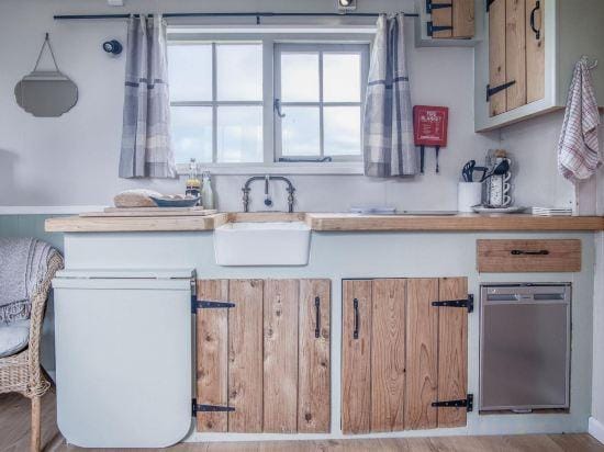 Haven View - 1 Bed Shepherds Hut - St Ishmael's Hotel in Marloes and St. Brides