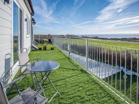 The Penthouse - 1 Bedroom Apartment - Ocean Breeze Hotel in Wales