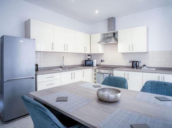The Penthouse - 1 Bedroom Apartment - Ocean Breeze Hotel in Wales