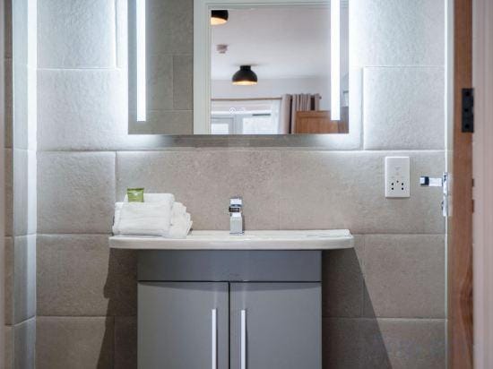 Suite 3 - Sleeping Giant Hotel - PEN Y CAE Inn Hotel in Wales