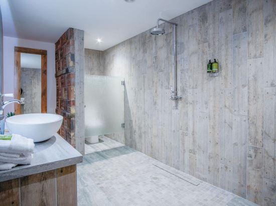 Suite 4 - Sleeping Giant Hotel - PEN Y CAE Inn Hotel in Wales