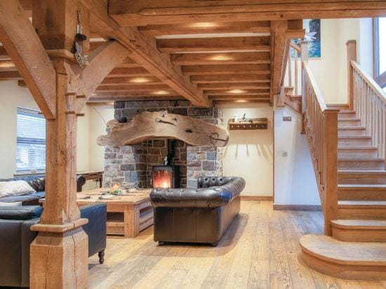 Oak Lodge - Hot Tub - PEN Y CAE Inn Hotel in Wales