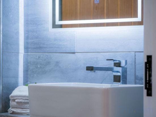 Suite 7 - Sleeping Giant Hotel - PEN Y CAE Inn Hotel in Wales