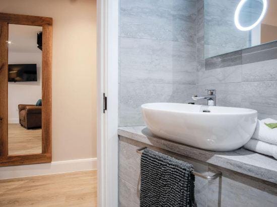 Suite 1 - Sleeping Giant Hotel - PEN Y CAE Inn Hotel in Wales