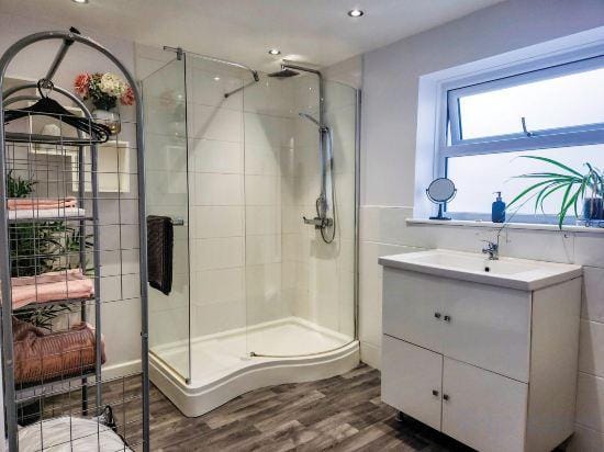 Portway Nook - 1 Bedroom Studio - Bishopston Hotel in Ilston