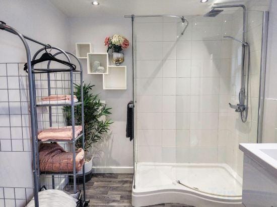 Portway Nook - 1 Bedroom Studio - Bishopston Hotel in Ilston