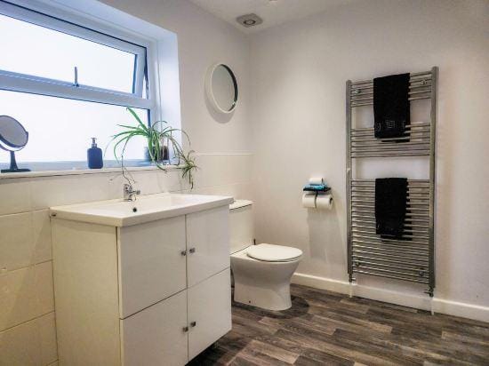 Portway Nook - 1 Bedroom Studio - Bishopston Hotel in Ilston