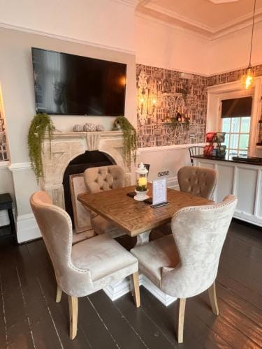 Roomours Hotel with Private Car Park Hotel in Llandudno