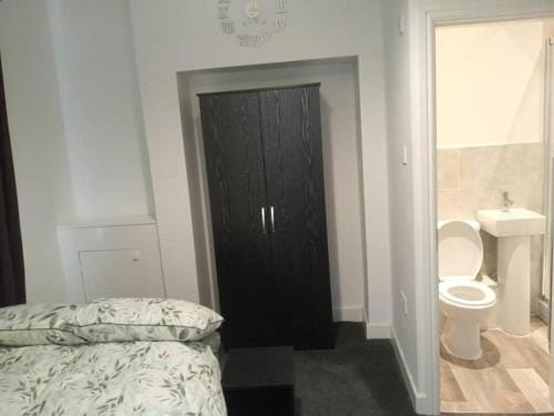 Ensuite double-bed (G1) close to Burnley city centre Hotel in Burnley