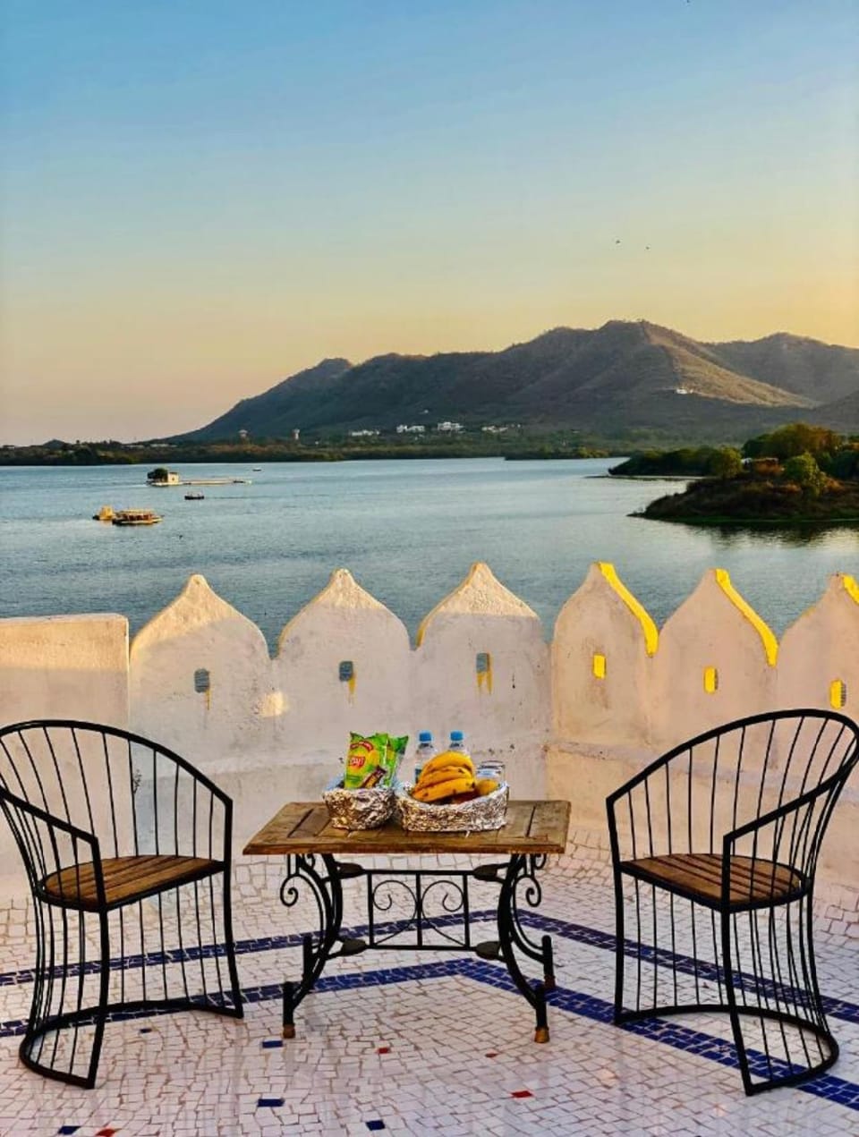 Hotel Vallabh with lake facing balcony Hotel in Udaipur