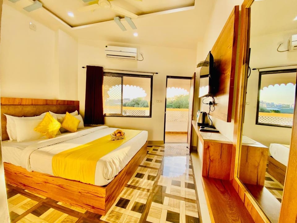 Hotel Vallabh with lake facing balcony Hotel in Udaipur