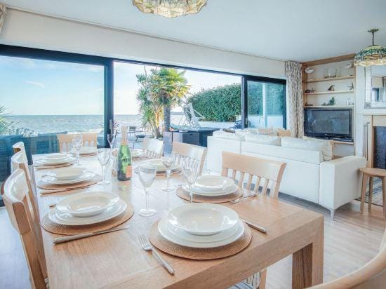 Beachways - 5 Bedroom Holiday Home - Saundersfoot Hotel in Saundersfoot