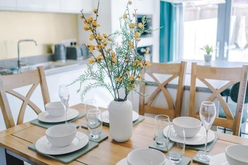 Stunning Manchester House Sleeps 10 with Parking by PureStay - Short Stays & Accommodation Hotel in Manchester