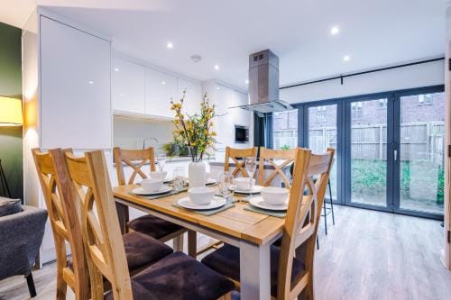 Stunning Manchester House Sleeps 10 with Parking by PureStay - Short Stays & Accommodation Hotel in Manchester