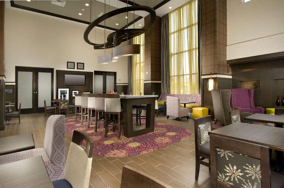 Hampton Inn & Suites Buffalo/Airport Hotel in Cheektowaga