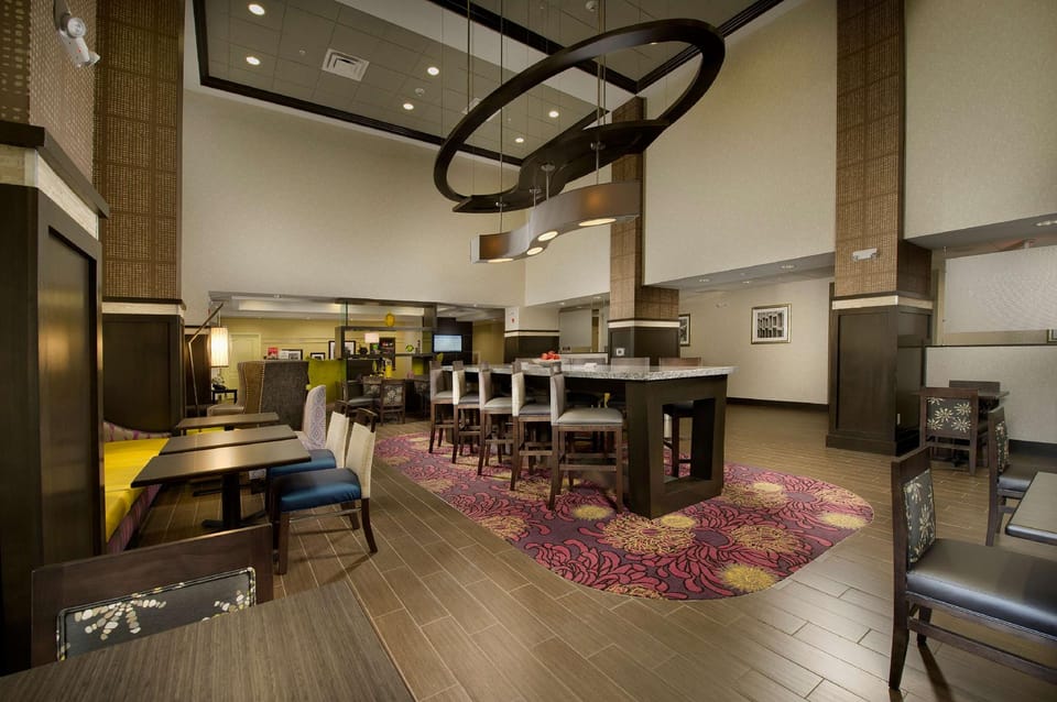 Hampton Inn & Suites Buffalo/Airport Hotel in Cheektowaga